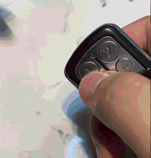 The result after the battery replacement. The remote control indicator light stay solid when pressed.